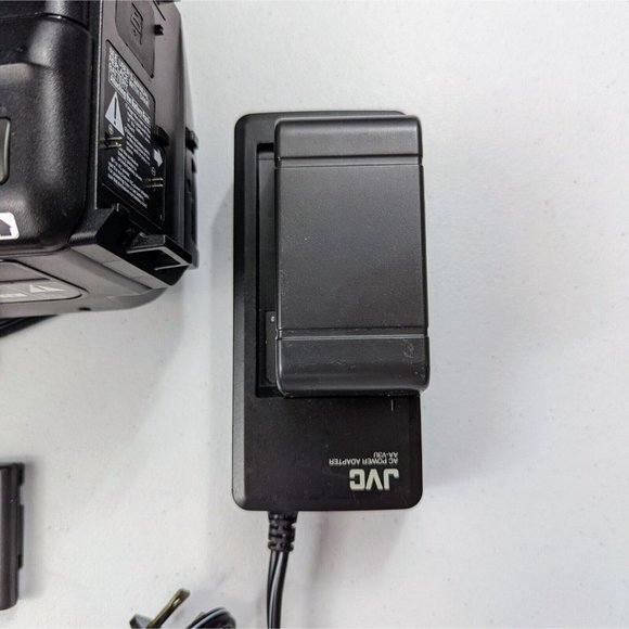 JVC GR-AX2 Compact Vhs Video Movie Camera Camcorder PARTS OR REPAIR - Picture 3 of 6